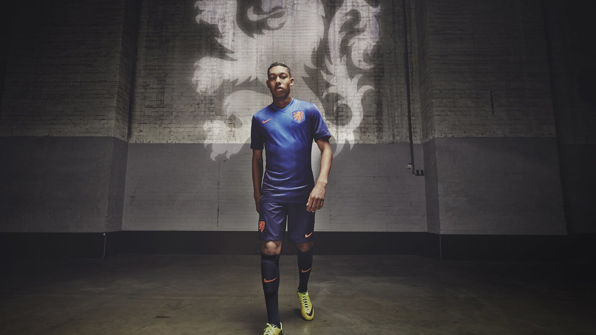 mk体育下载-热刺前场逼抢改变进攻节奏频率，热刺进球破百